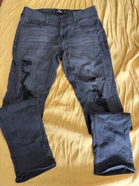 Hollister Men’s  Distressed Skinny Jeans in Charcoal Gray
